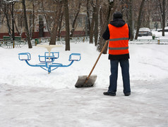 雪删除冬天的操场上男人。与铲清算雪从的跟踪