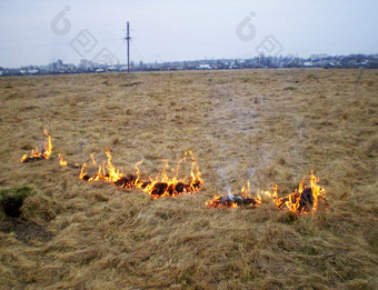 集火的干草的前景明亮的橙色火焰迅速传播火的背景的<strong>结算</strong>哪一个威胁灾难