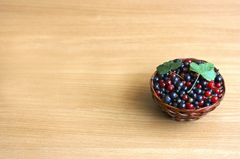 浆果背景黑色的浆果和红色的醋<strong>栗</strong>是<strong>棕色</strong>（的）柳条篮子老木表面