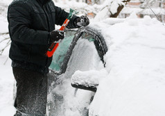 冬天问题车司机机覆盖与雪男人。刷牙雪从的车