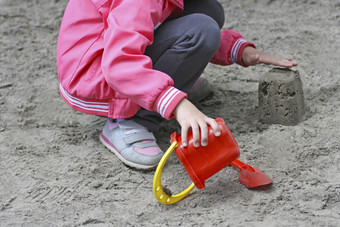 孩子们rsquo游戏的沙盒的<strong>操场</strong>上图像蹒跚学步的玩<strong>操场</strong>上夏天与沙子