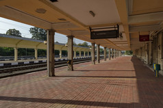 翻新老站铁路而且视图的平台为入口而且退出电火车卢塞保加利亚