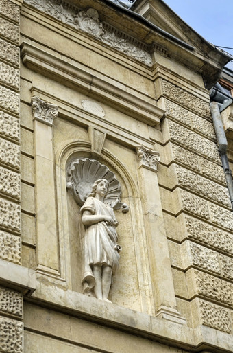 古老的建筑从一年与年轻的女人雕像卢塞美小镇与多种多样的风格西欧体系结构保加利亚欧洲