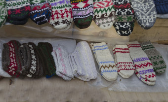 传统的保加利亚色彩鲜艳的羊毛毛线鞋而且长袜针织手