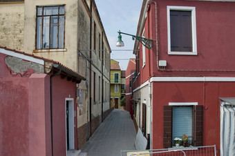色彩斑斓的狭窄的街Burano岛附近威尼斯意大利欧洲