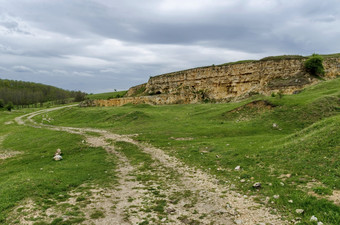 一般视图向峭壁<strong>沉积岩</strong>石的场卢多戈里保加利亚