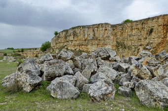 一般视图向峭壁<strong>沉积</strong>岩石的场卢多戈里保加利亚