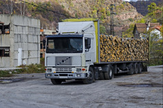 大卡车携带堆栈柴火拉卡特尼克保加利亚