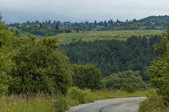 场景与山快乐森林和住宅区保加利亚村术后术后山保加利亚