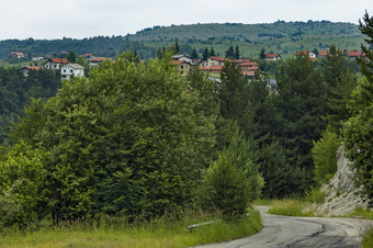 场景与山快乐森林和住宅区保加利亚村术后术后山保加利亚
