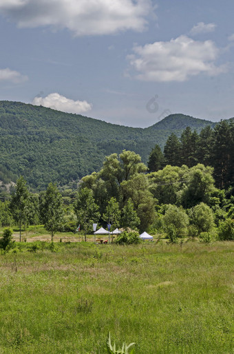 夏天公共露营与帐篷表格<strong>椅子</strong>横幅和的地方的场为竞争lozen山附近主教村保加利亚