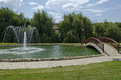 视图公共花园与美人工池塘喷泉和桥小镇delchevo在马列舍沃和osogovo山马其顿欧洲