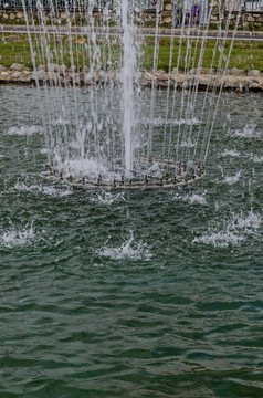 片段人工池塘和喷泉关闭与美滴小镇delchevo在马列舍沃和osogovo山马其顿欧洲