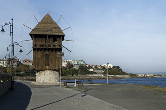 海景<strong>地峡</strong>与老木风车之间的古老的梅森布里亚和新小镇纳塞巴尔黑色的海保加利亚欧洲