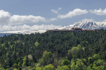 看向环境春天风景如画的度假胜地村pancharevo术后山和冬天vitosha山索菲亚保加利亚