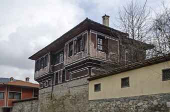 真实的独特的住宅区与画明亮的颜色房子石头墙木窗户走廊和风景如画的屋檐Koprivshtitsa小镇保加利亚欧洲