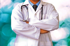 医生实验室白色外套在散景蓝色的背景