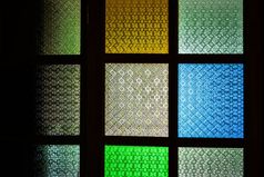 色彩斑斓的马赛克染色玻璃窗口多色玻璃窗口
