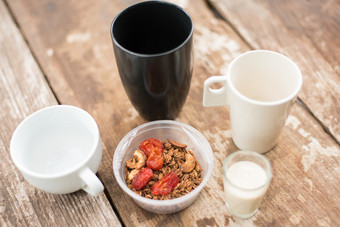 健康的麦片杯有营养的混合物滚燕麦麸皮麦片和烤番茄杯早餐碗滋养健康的早餐