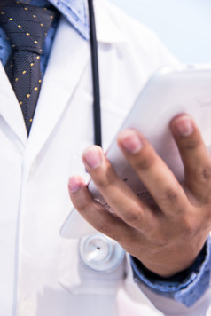 医疗医生咨询病人rsquo健康在线使用数字tabletprofessional紧急医疗保健援助服务概念