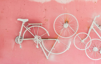 部分自行车挂粉红色的墙背景