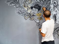 艺术家绘画免费的风格丙烯酸颜色灰色的墙背景与摘要模式动物狗和身份不明的肖像男人。