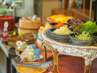 蔬菜沙拉碗木托盘与另一个食物为早餐准备为客人酒店