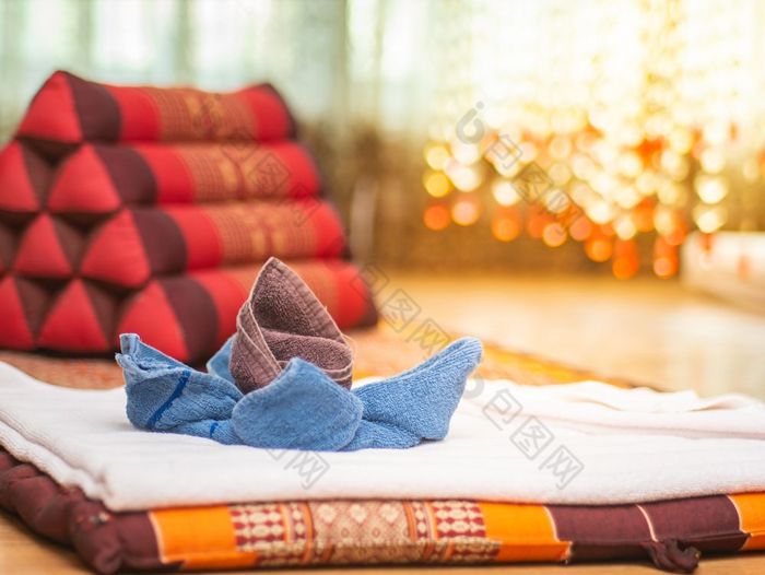 织物折叠花形状与三角枕头古董按摩房间与自然光源从窗口泰国
