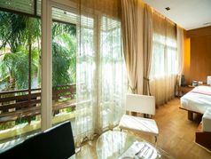 奢侈品房间与床上和阳台与花园视图房间酒店度假胜地泰国