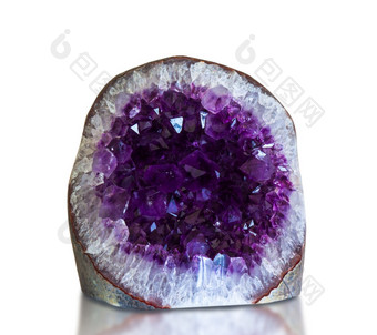 紫<strong>水晶水晶</strong>准宝石的宝石孤立的白色背景与剪裁路径
