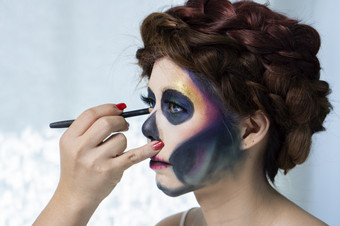 的化妆艺术家是做的化妆为的模型万圣节概念