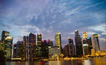 <strong>新加坡</strong>4月业务建筑闪亮的光晚上时间周围玛丽娜湾和河<strong>新加坡新加坡</strong>4月