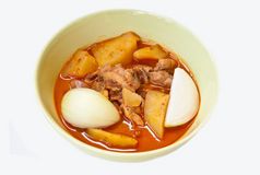 泰国食物调用你mussamun或著名的食物泰国白色背景