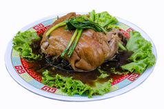 美味的泰国食物调用卡穆从煮熟的猪肉与Herbal成分和蔬菜白色背景
