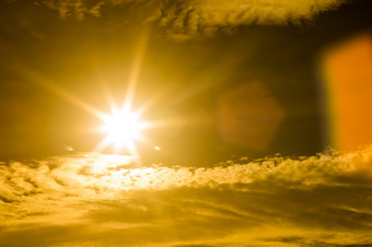 夏天背景与华丽的太阳破裂与镜头耀斑热白色平衡为温暖的感觉
