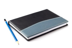蓝色的铅笔黑色的皮革斜纹棉布笔记本白色