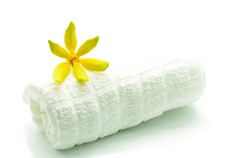 黄色的香花Ylang-Ylang花衣兰odroata与毛巾水疗中心主题孤立的白色背景