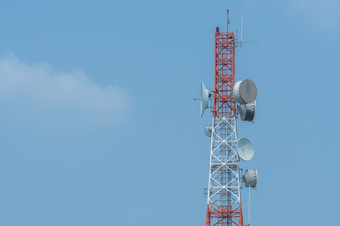 电信塔结构与蓝色的天空背景