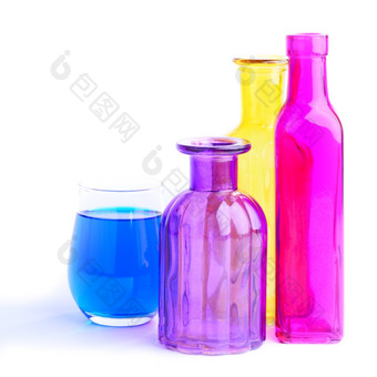 三个色彩斑斓的瓶而且一个玻璃孤立的白色背景