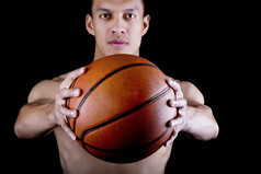 亚洲年轻的篮球球员黑色的背景