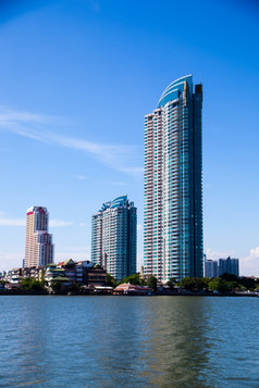 建筑沿着的河许多的建筑而且公寓而且办公室建筑的潮Phraya河泰国