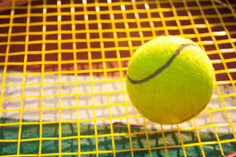 网球球而且球拍黄色的网球网后面的网球法院