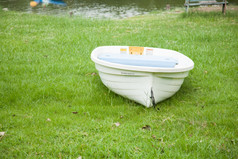 划船船的草坪上在的公园后面的池