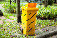 黄色的垃圾箱类似的有图案的衬衫集公园