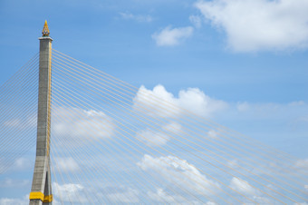 罗 摩八个的身份的桥皮尔斯是单的绳子拉伸后面云的天空
