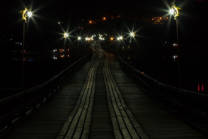 桥晚上的照明的桥
