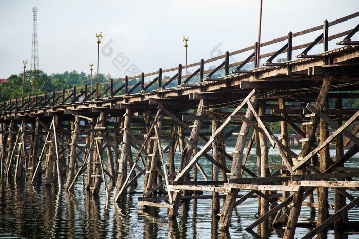 木桥在的河木桥那跨越的长度的第二个Sangklaburi北