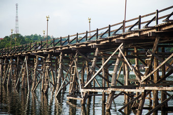 木桥在的河木桥那跨越的长度的第二个Sangklaburi北