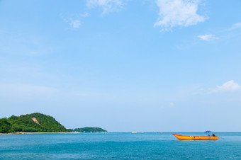 海滩而且海的海滩Koh学沙子而且海与船停泊的平静海