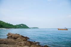 海滩而且海的海滩Koh学沙子而且海与船停泊的平静海